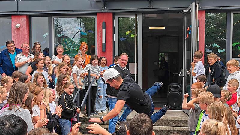 Zum Schluss wurde auch B&uuml;rgermeister Stefan Heinlein (mit Schutzhelm) aus der Schule geworfen.
