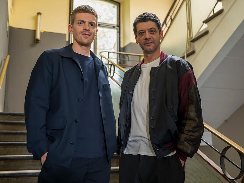 Tatort-Team Ferdinand Hofer und Carlo Ljubek am Set