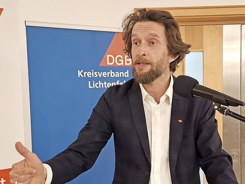 Hauptredner beim Neujahrsempfang: David Schmitt, Abteilungsleiter Sozial- und Arbeitsmarktpolitik des DGB Bayern. Hauptredner beim Neujahrsempfang: David Schmitt, Abteilungsleiter Sozial- und Arbeitsmarktpolitik des DGB Bayern.