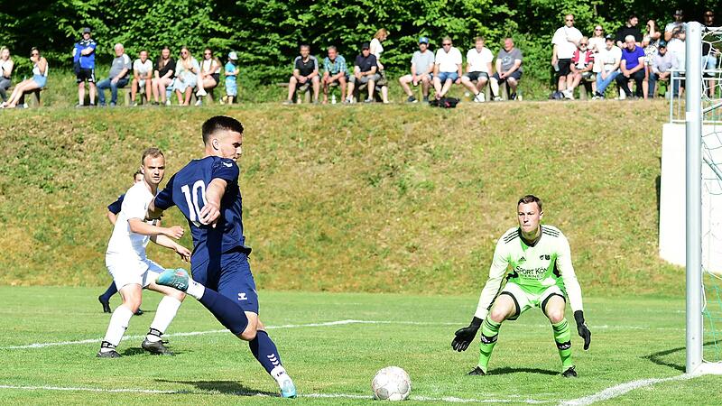 Im Relegationsspiel gegen die SG Brendlorenzen/Windshausen (unser Bild) verpasste Jonas Warthemann, Torwart der SG Großwenkheim/Münnerstadt II, den Aufstieg in die Kreisklasse.