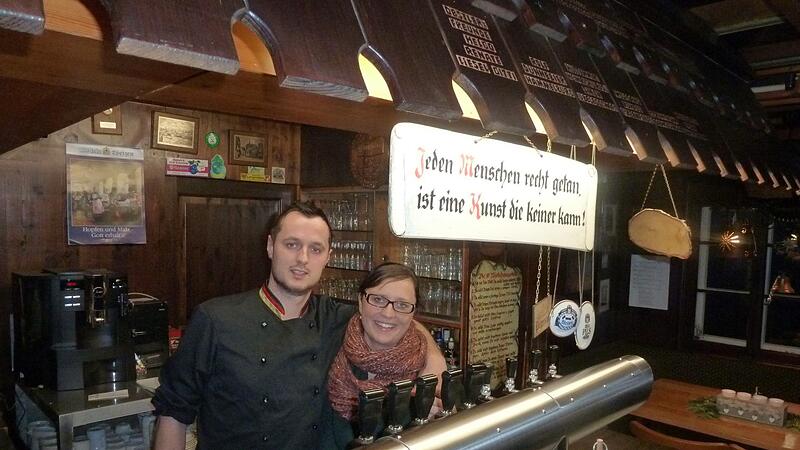 Dennis und Diana Tisma, die Betreiber der Kissinger H&uuml;tte, im Dezember 2015 kurz nach der &Uuml;bernahme des Ausflugsziels. Knapp zehn Jahre sp&auml;ter stehen sie vor einer Ruine.