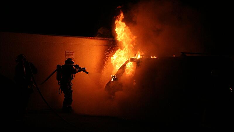 Ein Auto ist in Brand geraten (Symbolfoto).