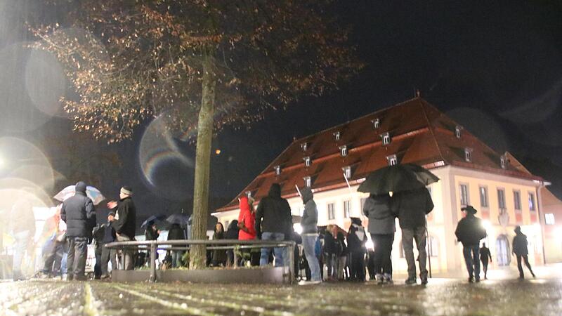 Seit Ende November finden auf dem Marktplatz jeweils am Montag Demonstrationen von Gegnern der Corona-Ma&szlig;nahmen statt.