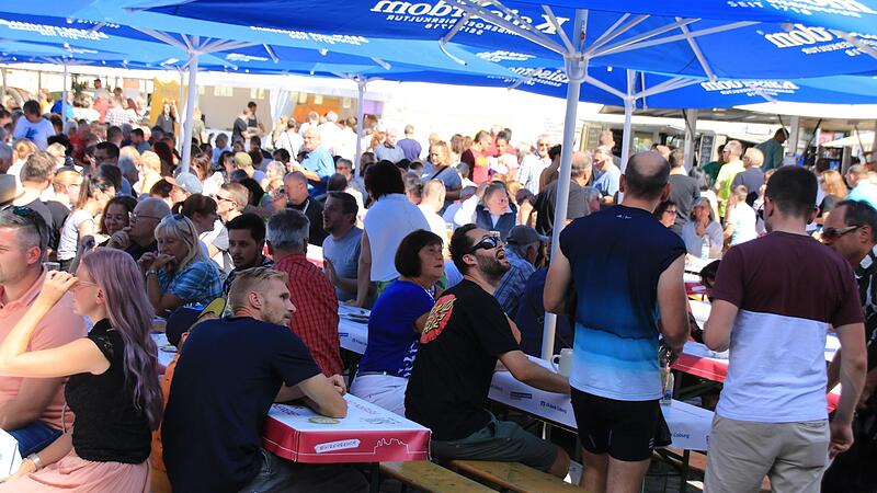 Dicht gedrängt saßen die Gäste beim Coburger Klößmarkt.