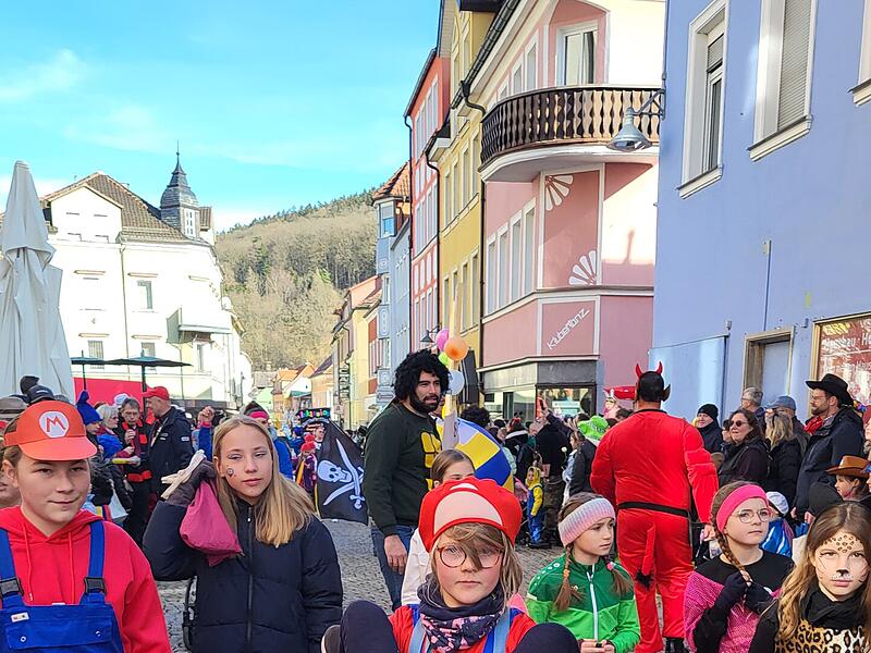 Viel los war am Faschingsdienstag, 4. März 2025, beim Faschingszug in Bad Brückenau.