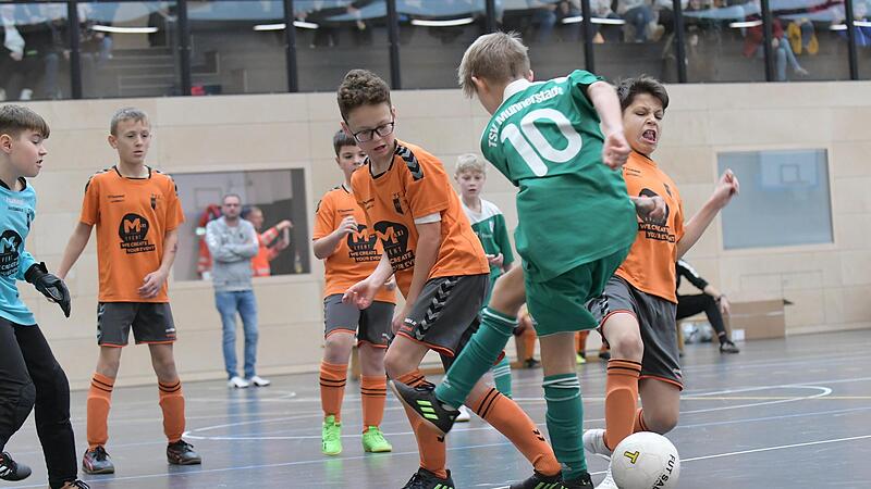 F&uuml;r einen der zwei Podestpl&auml;tze f&uuml;r die Landkreis-Teams sorgten die U13-Kicker des TSV Wollbach (in orange), hier im Spiel gegen die SG N&uuml;dlingen.