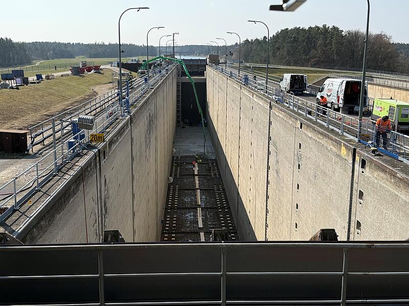 Der Blick von der Leitzentrale der Schleuse Erlangen auf die leergepumpte Schleusenkammer. Derzeit sind die Betonierungsarbeiten in vollem Gange.