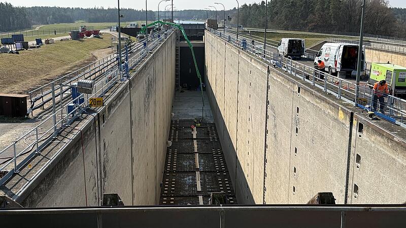 Der Blick von der Leitzentrale der Schleuse Erlangen auf die leergepumpte Schleusenkammer. Derzeit sind die Betonierungsarbeiten in vollem Gange.