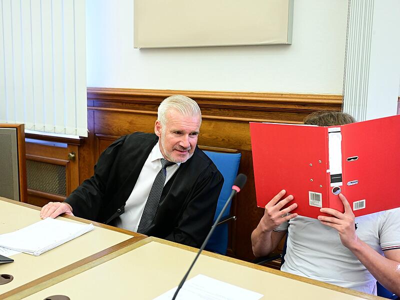 Landgericht Bamberg Raubüberfall Drogenmilieu Schusswaffe Messer Rechtsanwalt Ralf Lauchstedt aus Nürnberg vertritt einen der Angeklagten am Landgericht Bamberg.