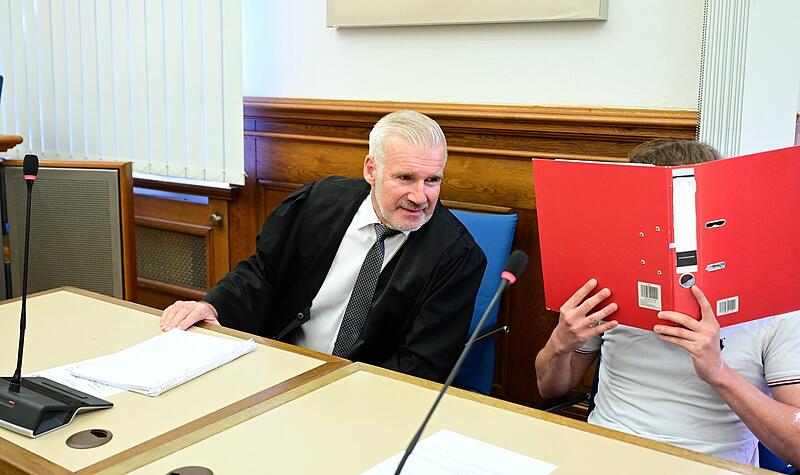 Landgericht Bamberg Raubüberfall Drogenmilieu Schusswaffe Messer Rechtsanwalt Ralf Lauchstedt aus Nürnberg vertritt einen der Angeklagten am Landgericht Bamberg.