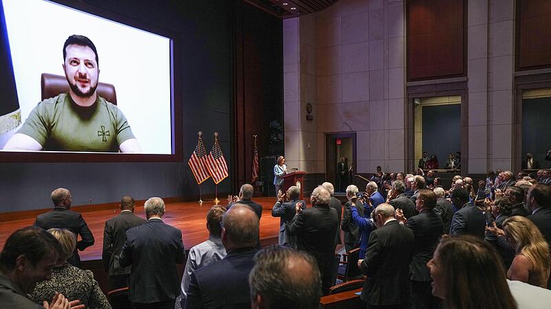 Mitglieder des US-Kongresses applaudieren dem ukrainischen Präsidenten Selenskyj, bevor er per Videoübertragung vor beiden Kammern spricht.