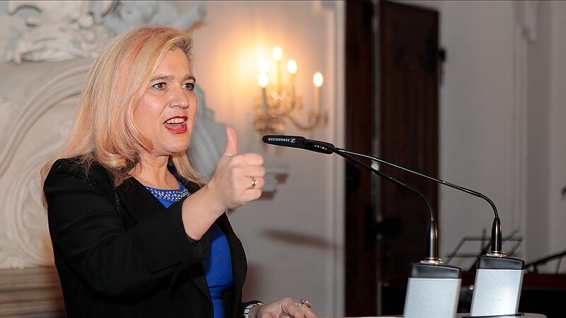 Staatsministerin Melanie Huml bringt auf Kloster Banz ihren Respekt für die Baur-Gruppe zum Ausdruck.