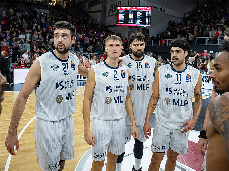 Nach der Niederlage am 10. Spieltag in Bamberg holt Heidelbergs Mateo Seric (l.) seine Mitspieler in den Kreis. Nach der Niederlage am 10. Spieltag in Bamberg holt Heidelbergs Mateo Seric (l.) seine Mitspieler in den Kreis.