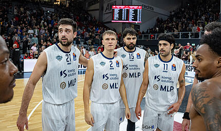 Nach der Niederlage am 10. Spieltag in Bamberg holt Heidelbergs Mateo Seric (l.) seine Mitspieler in den Kreis.