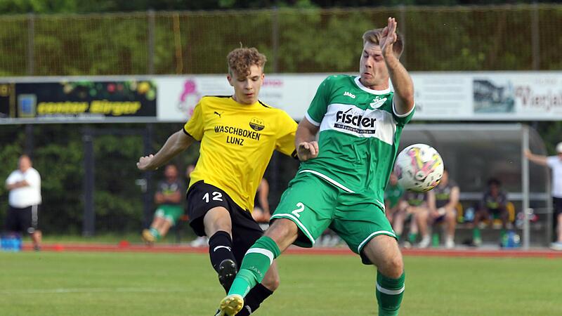Felix Hegenwald (l.) und der TSV Breiteng&uuml;&szlig;bach haben das Relegationshinspielspiel um den Landesliga-Aufstieg gegen den SV Friesen und Tim Hergenr&ouml;ther auf eigenem Platz mit 2:4 verloren.