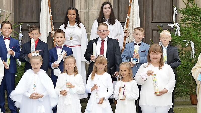 Die Gruppe 1 der Kommunionkinder mit dem Pfarrer, der Pastoralreferentin und Ministrantinnen