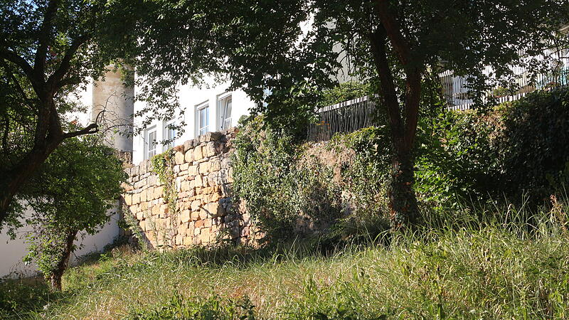Stadtmauer Ebern wird saniert Der West- und Nordteil der Mauer soll saniert werden. Teilweise wurden hier Gebäude auf die Mauer gesetzt.