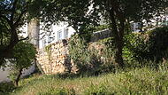 Der West- und Nordteil der Mauer soll saniert werden. Teilweise wurden hier Geb&auml;ude auf die Mauer gesetzt.