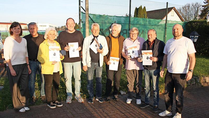 Insgesamt sechs langj&auml;hrige und engagierte Mitglieder wurden zu Ehrenmitgliedern ernannt (von links): B&uuml;rgermeisterin Susanne Bock von W&uuml;lfingen, Rudi Grie&szlig;er, Sigrid Schneider, Stefan H&auml;&szlig;lein, Werner Rebhan, Helmut Padukience, Herbert Gillig, Ste...