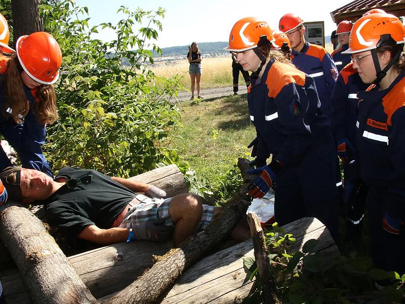 Keine leichte Aufgabe war es für die Jugendlichen der Feuerwehr, den Verletzten, der von einem Baumstamm eingeklemmt worden war, zu befreien und zu versorgen.