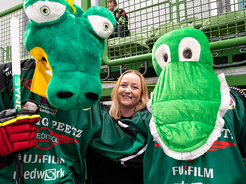 Wenn das Alligators-Maskottchen Schnabbers da ist, freut sich auch HEC-Pressesprecherin Caroline Haller.
