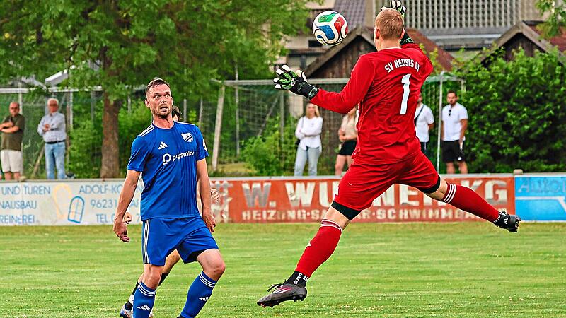 Der Neuseser Keeper Julian Rudolph hat es geahnt und holt sich den Ball, den Christoph M&uuml;ller &uuml;ber ihn heben wollte.Heinrich Wei&szlig;