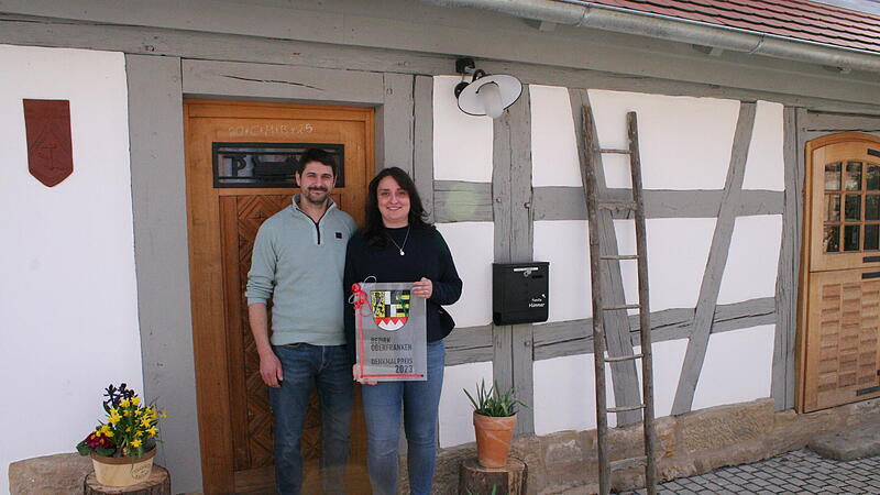 Das Ehepaar H&uuml;mmer erhielt 2023 den Denkmalschutzpreis des Bezirks Oberfranken f&uuml;r ihr Haus aus dem Jahr 1745.