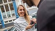 Frau leiht sich das Auto eines Freundes