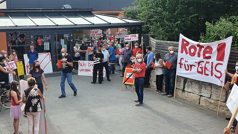Über hundert Bürgerinnen und Bürger demonstrierten lautstark vor der Gemeinderatssitzung in der Eggerbachhalle lautstark gegen die Ansieldung von Geis.Forchheim & Fränkische Schweiz