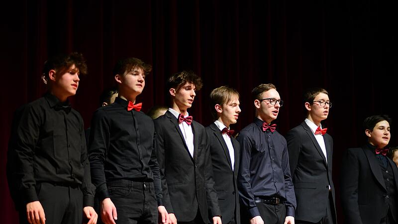 Zweifellos einer der Höhepunkte war der „Männerchor“, der angelehnt an die Comedian-Harmonists den Filmschlager „Ein Freund, ein guter Freund“ zum Besten gab.