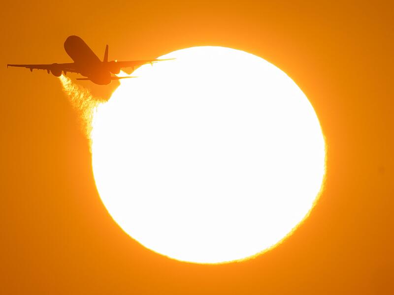 Flugzeug bei Sonnenuntergang Flugzeug bei Sonnenuntergang