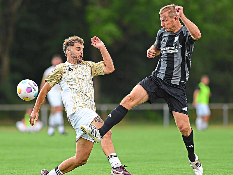 Kein Sieger im Kreisliga: Der FC Zeil und Simon Rambacher (links) trennten sich mit 2:2 vom SV Fatschenbrunn und Alexander Derra.