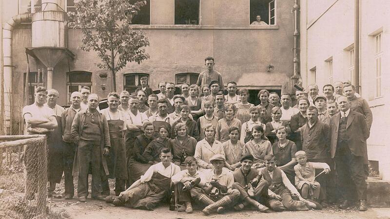 Der junge Hans Maier nach seiner Rückkehr in der Schuhfabrik Hetzler (vor dem Bäumchen), zwischen 1945 und 1970 Erster Bürgermeister der Aurachstadt, Der junge Hans Maier nach seiner Rückkehr in der Schuhfabrik Hetzler (vor dem Bäumchen), zwischen 1945 und 1970 Erster Bürgermeister der Aurachstadt,