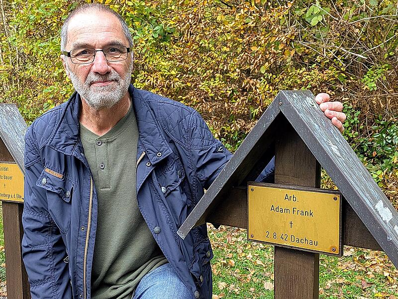 Elmar Freibott, Leiter der Helfergruppe, an einem unbeschädigten Gedenkkreuz in Steinach