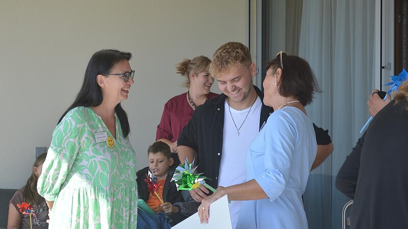 Bei der Spenden&uuml;bergabe von LiveforLifeTV an das Kinder- und Jugendhospiz Bamberg wurde viel gelacht: (v.l.n.r.) Beate Neumeister, Leiterin des Sternenzeltes, Thomas Giebfried von LiveforLifeTV und Sabine Br&uuml;ckner-Zahneisen von der Abteilung Fundraising des Bamberger Klinikums.