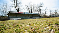 Der Rasen voller Maulwurfshügel, die Tribüne kaum verkehrssicher: Mit Hilfe der Öffentlichkeit will der FC Eintracht Bamberg das Jugendstadion herrichten.