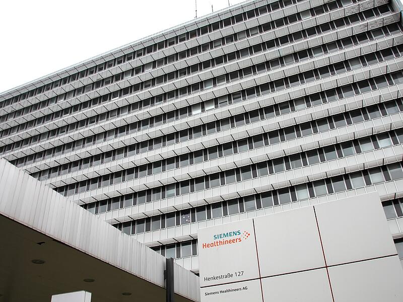 Bis 2018 war das Hochhaus in der Henkestra&szlig;e in Erlangen Sitz der Firmenzentrale von Siemens Healthineers. Nun soll es abgerissen werden.