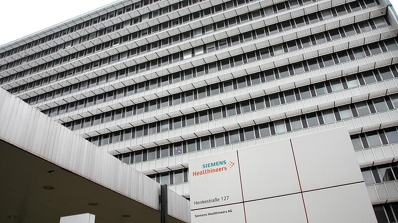 Bis 2018 war das Hochhaus in der Henkestra&szlig;e in Erlangen Sitz der Firmenzentrale von Siemens Healthineers. Nun soll es abgerissen werden.