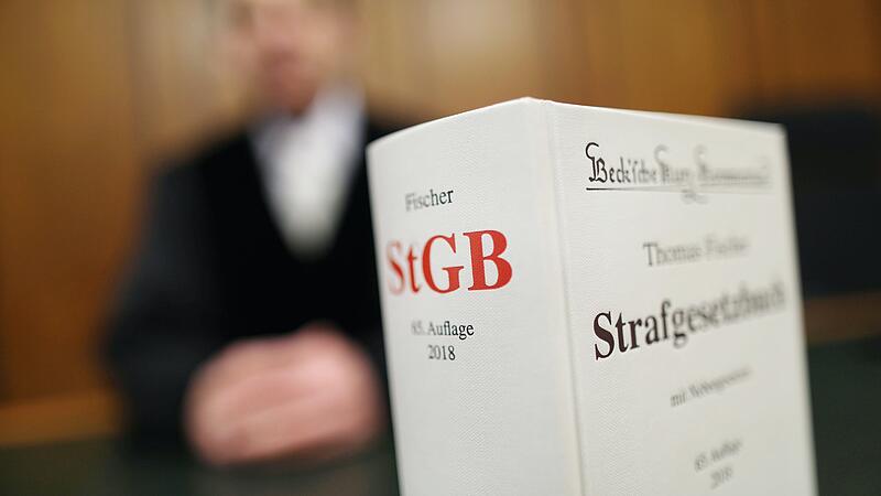 Zu ungew&ouml;hnlichen Mitteln griff ein eifers&uuml;chtiger 37-J&auml;hriger in Albertshofen. Nun muss er sich wegen versuchter T&ouml;tung vor Gericht verantworten.