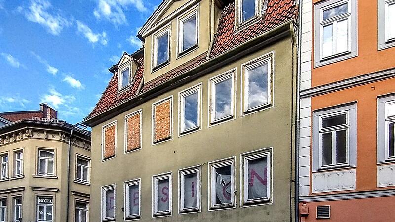 Blick auf das unter Denkmalschutz stehende Eckhaus Steinweg 57 in Coburg.