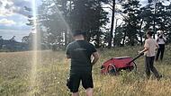 Philipp Schöne demonstriert, wie Samen mit dem „Seedprofi“ gesammelt werden. Philipp Schöne demonstriert, wie Samen mit dem „Seedprofi“ gesammelt werden.