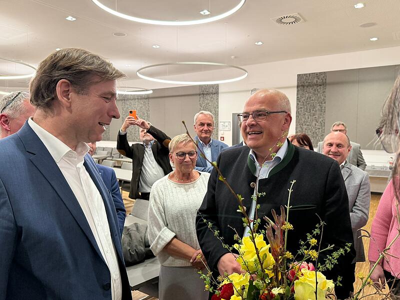 Der neue Landrat betritt das Landratsamt: Hanng&ouml;rg Zimmermann (rechts) wurde zum neuen Forchheimer Landrat gew&auml;hlt.
