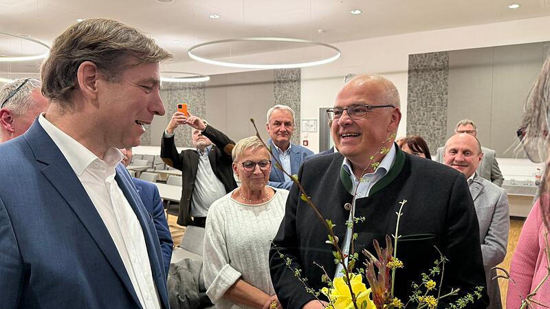 Der neue Landrat betritt das Landratsamt: Hanng&ouml;rg Zimmermann (rechts) wurde zum neuen Forchheimer Landrat gew&auml;hlt.