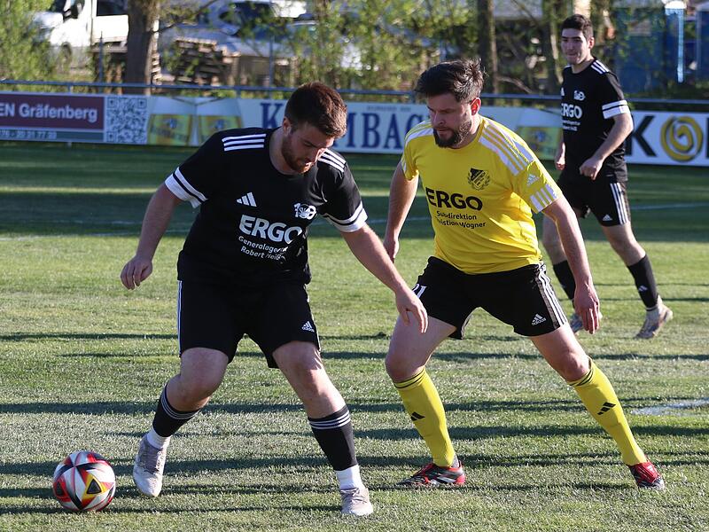 Poxdorfs Florian Hofmann schirmt den Ball vor Rene Schuster ab.Forchheim & Fr&auml;nkische Schweiz