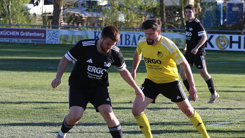 Poxdorfs Florian Hofmann schirmt den Ball vor Rene Schuster ab.Forchheim & Fr&auml;nkische Schweiz