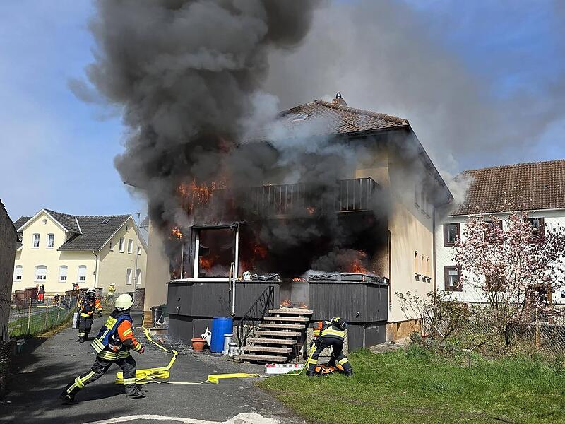 Wohnhausbrand in Neustadt bei Coburg: Mehr als einhundert Rettungskr&auml;fte k&auml;mpften gegen die Flammen.