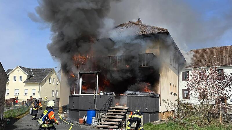 Wohnhausbrand in Neustadt bei Coburg: Mehr als einhundert Rettungskr&auml;fte k&auml;mpften gegen die Flammen.