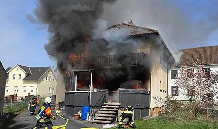 Wohnhausbrand in Neustadt bei Coburg Wohnhausbrand in Neustadt bei Coburg: Mehr als einhundert Rettungskräfte kämpften gegen die Flammen.