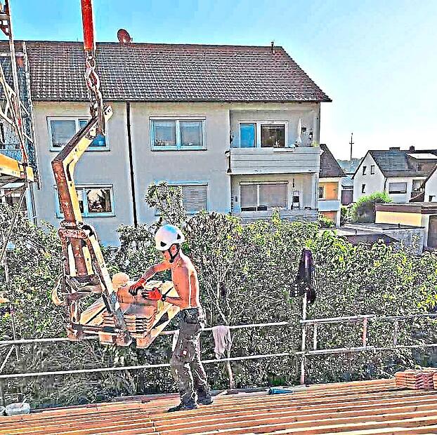 Schon früh morgens drückt die Hitze auf dem Dach. Roman von der Dachdeckerei Kreßner trotzt der Sonne. Corinna Tübel Schon früh morgens drückt die Hitze auf dem Dach. Roman von der Dachdeckerei Kreßner trotzt der Sonne. Corinna Tübel