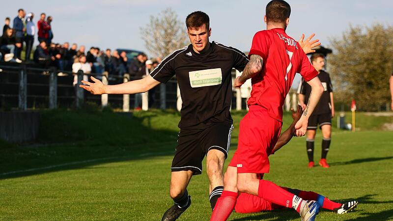 Vestenbergsgreuths Jonas Bierlein kommt nicht an Burks Marcel Hüttinger vorbei, der einen individuellen Fehler zum zwischenzeitlichen 2:0 nutzte.Forchheim & Fränkische Schweiz Vestenbergsgreuths Jonas Bierlein kommt nicht an Burks Marcel Hüttinger vorbei, der einen individuellen Fehler zum zwischenzeitlichen 2:0 nutzte.Forchheim & Fränkische Schweiz